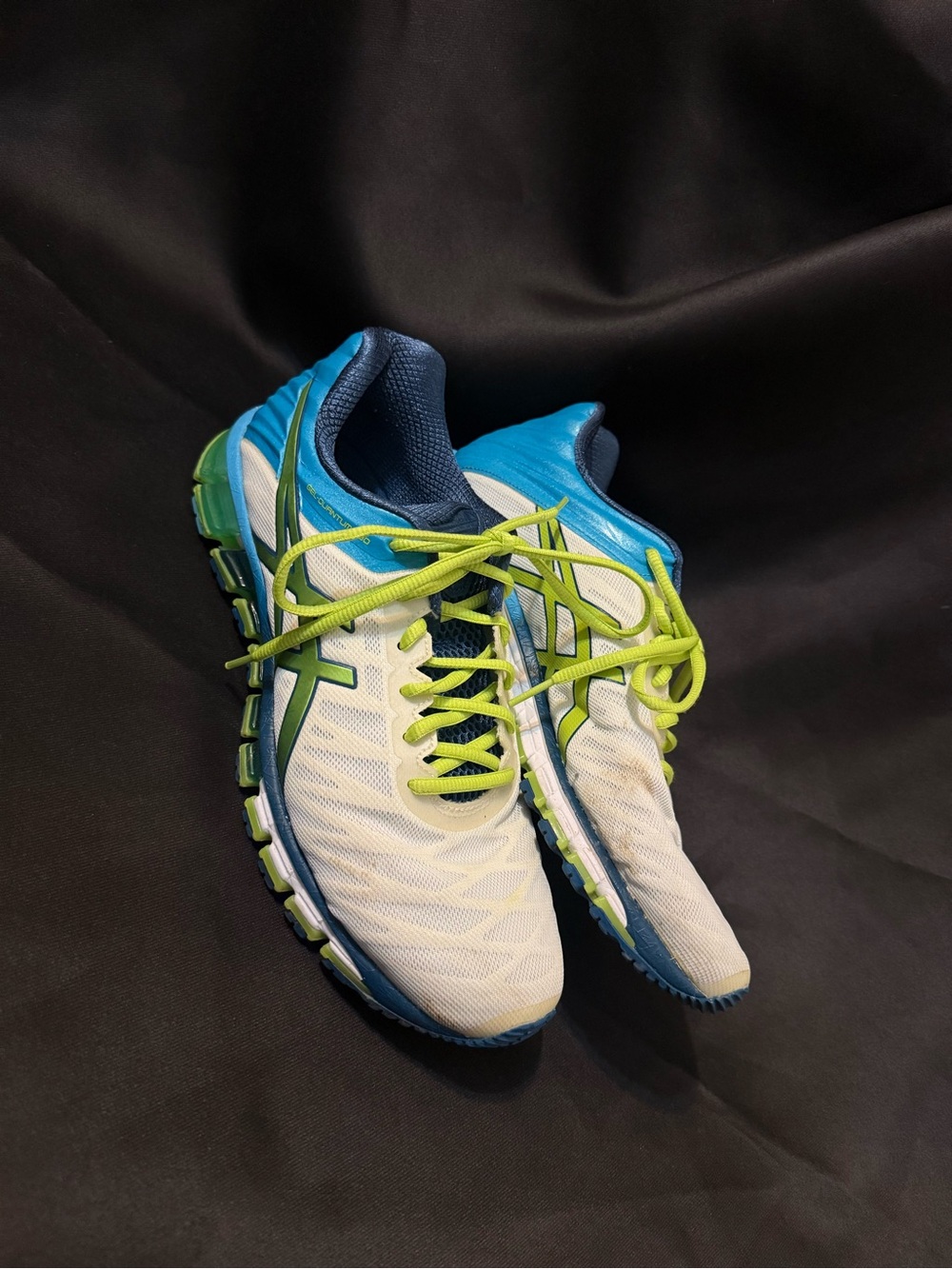 Womenโs White & Blue Athletic Running Shoes with Lime Accents